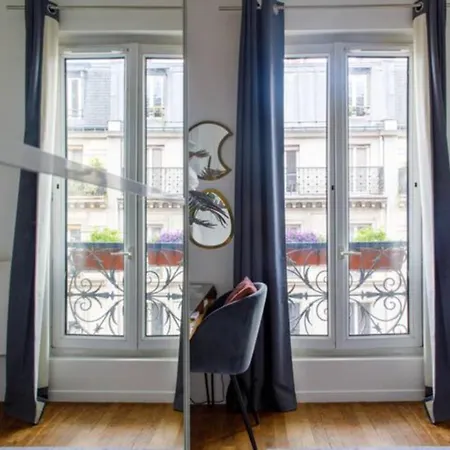 Radiant 1bd In Clignancourt Parigi